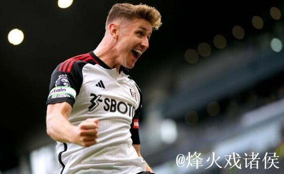 富勒姆官宣:34岁队长凯尔尼续约至明年,累计出战354场 富勒姆官宣:34岁队长凯尔尼续约至明年,累计出战354场