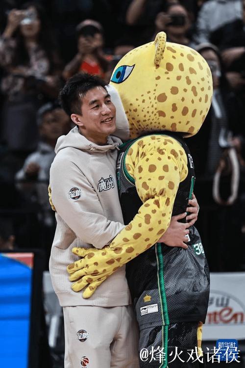 韩德君17分辽宁胜广州 郭艾伦领取冠军戒指 韩德君17分辽宁胜广州 郭艾伦领取冠军戒指